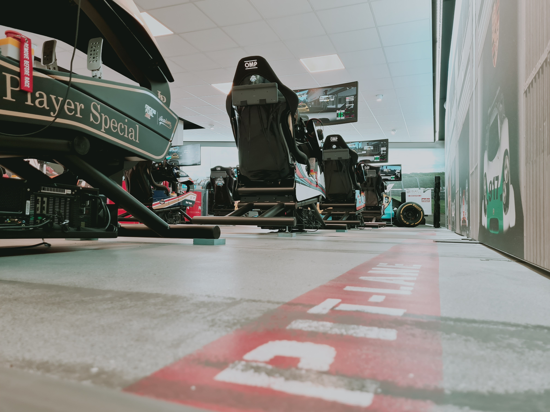 Blick durch die Pit-Lane auf die SimRacing-Cockpits in Hinwil